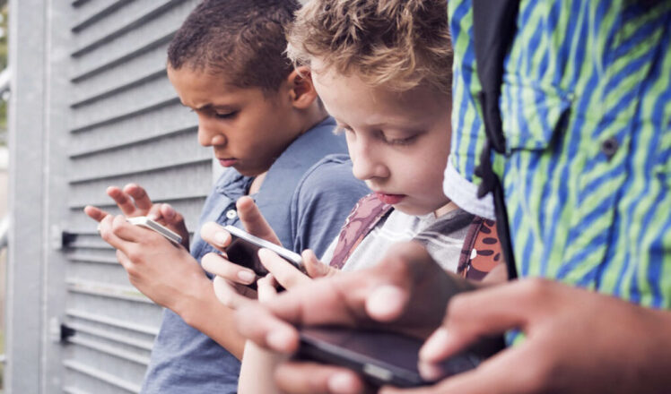 آینه شکسته فضای مجازی؛ تهدیدی برای سلامت نوجوانان